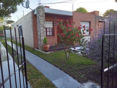 Casa en alquiler en Villa Gesell. 3 ambientes, 1 baño y capacidad de 4 a 6 personas. 