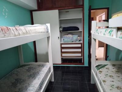 Casa en alquiler en Villa Gesell. 3 ambientes, 1 baño y capacidad de 4 a 6 personas. 