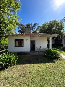 Casa en alquiler en Villa Gesell. 3 ambientes, 1 baño y capacidad de 3 a 5 personas. A 200 m de la playa