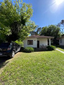 Casa en alquiler en Villa Gesell. 3 ambientes, 1 baño y capacidad de 3 a 5 personas. A 200 m de la playa