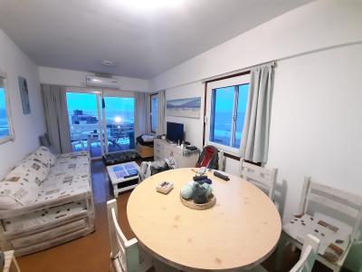 Departamento en alquiler en Villa Gesell. 2 ambientes, 1 baño y capacidad de 2 a 4 personas. A menos de 50 m de la playa