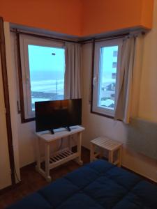 Departamento en alquiler en Villa Gesell. 2 ambientes, 1 baño y capacidad de 2 a 4 personas. A menos de 50 m de la playa