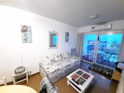 Departamento en alquiler en Villa Gesell. 2 ambientes, 1 baño y capacidad de 2 a 4 personas. A menos de 50 m de la playa