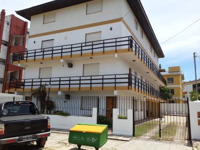 Departamento en alquiler en Villa Gesell. 2 ambientes, 1 baño y capacidad de 3 a 5 personas. A 200 m de la playa