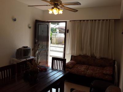 Departamento en alquiler en Villa Gesell. 2 ambientes, 1 baño y capacidad de 3 a 5 personas. A 200 m de la playa