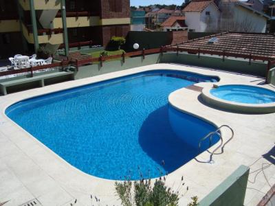 Duplex en alquiler en Villa Gesell. 3 ambientes, 2 baños y capacidad de 4 a 6 personas. A menos de 50 m de la playa