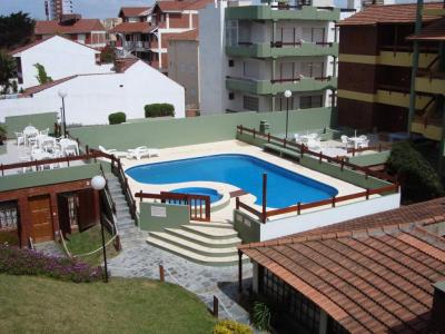 Duplex en alquiler en Villa Gesell. 3 ambientes, 2 baños y capacidad de 4 a 6 personas. A menos de 50 m de la playa