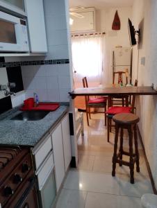 Departamento en alquiler en Villa Gesell. 1 ambientes, 1 baño y capacidad de 1 a 3 personas. A menos de 50 m de la playa