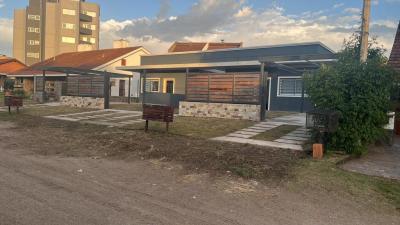 Duplex en alquiler en Villa Gesell. 4 ambientes, 2 baños y capacidad de 7 a 9 personas. A 100 m de la playa