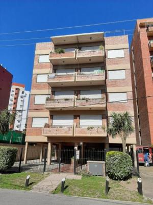 Departamento en alquiler en Villa Gesell. 2 ambientes, 1 baño y capacidad de 2 a 4 personas. A 250 m de la playa