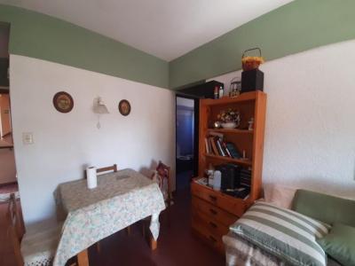 Departamento en alquiler en Villa Gesell. 2 ambientes, 1 baño y capacidad de 2 a 4 personas. A 250 m de la playa