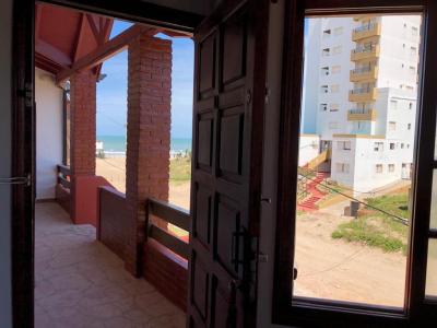 Departamento en alquiler en Villa Gesell. 3 ambientes, 1 baño y capacidad de 4 a 6 personas. A 50 m de la playa