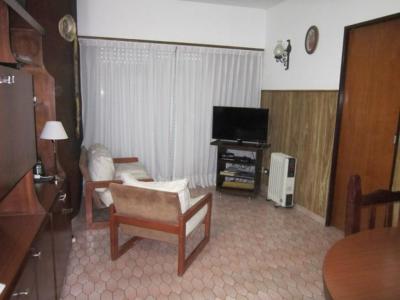 Departamento en alquiler en Villa Gesell. 4 ambientes, 2 baños y capacidad de 4 a 6 personas. A 100 m de la playa