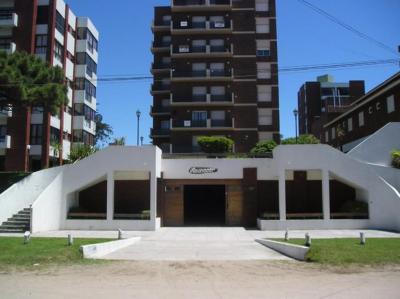 Departamento en alquiler en Villa Gesell. 4 ambientes, 2 baños y capacidad de 4 a 6 personas. A 100 m de la playa