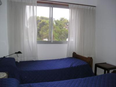 Departamento en alquiler en Villa Gesell. 4 ambientes, 2 baños y capacidad de 4 a 6 personas. A 100 m de la playa