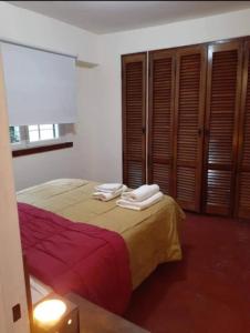 Chalet en alquiler en Villa Gesell. 2 ambientes, 1 baño y capacidad de 2 a 4 personas. 