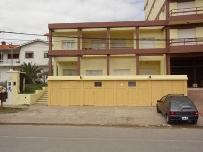 Departamento en alquiler en Villa Gesell. 4 ambientes, 1 baño y capacidad de 7 a 9 personas. A 100 m de la playa