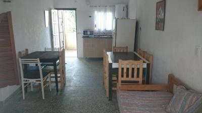 Departamento en alquiler en Villa Gesell. 4 ambientes, 1 baño y capacidad de 7 a 9 personas. A 100 m de la playa