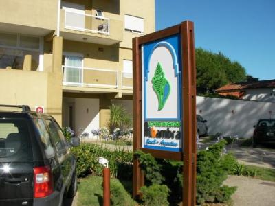 Complejo de Dptos en alquiler en Villa Gesell. 2 ambientes, 1 baño y capacidad de 3 a 5 personas. A 100 m de la playa