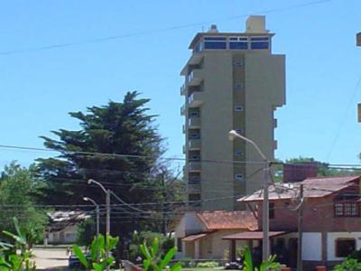 Complejo de Dptos en alquiler en Villa Gesell. 2 ambientes, 1 baño y capacidad de 3 a 5 personas. A 100 m de la playa