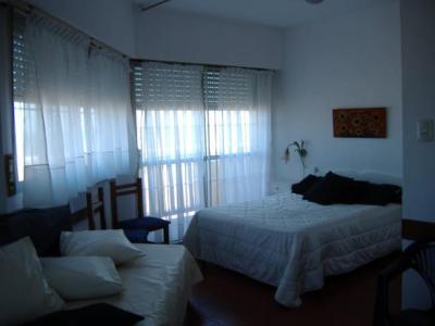 Complejo de Dptos en alquiler en Villa Gesell. 2 ambientes, 1 baño y capacidad de 1 a 4 personas. A 50 m de la playa