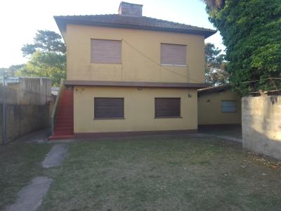 Casa en alquiler en Villa Gesell. 3 ambientes, 1 baño y capacidad de 3 a 7 personas. A 400 m de la playa