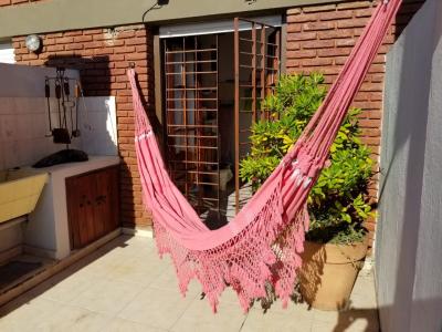 Departamento en alquiler en Villa Gesell. 4 ambientes, 2 baños y capacidad de 3 a 7 personas. A 100 m de la playa