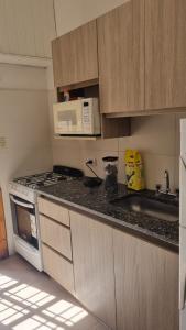 Departamento en alquiler en Villa Gesell. 4 ambientes, 2 baños y capacidad de 3 a 7 personas. A 100 m de la playa